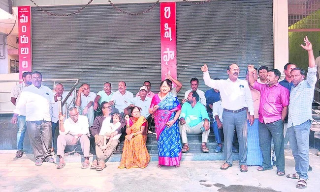 వైన్స్‌ ఏర్పాటు చేయొద్దని ఆందోళన 