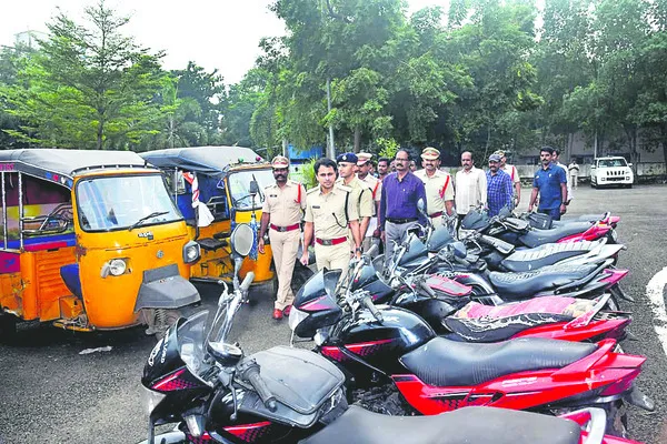 వాహనాల దొంగల ముఠా అరెస్టు 