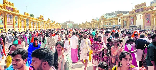 శ్రీమఠంలో భక్తుల రద్దీ 
