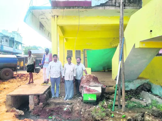 వైఎస్సార్‌సీపీ జెండా దిమ్మ ధ్వంసం 