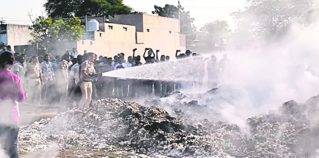 బెజ్జంకిలో పత్తి దగ్ధం 