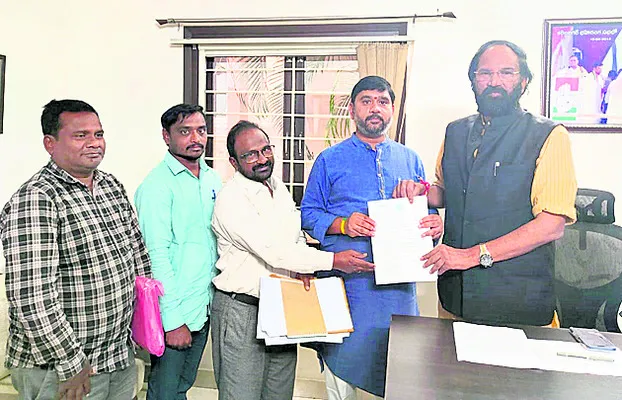 ప్రాజెక్ట్‌లకు నిధులు కేటాయించాలి