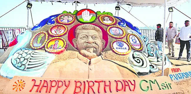 సాగర తీరంలో సీఎం సైకత చిత్రం 