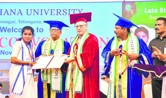 ప్రతిభావంతులకు పతకాలు