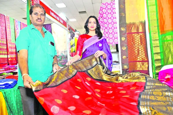 50 శాతం రాయితీతో మహిళల దుస్తుల విక్రయాలు 