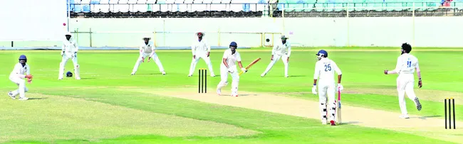 తొలి రోజు ఆంధ్రాదే పైచేయి 