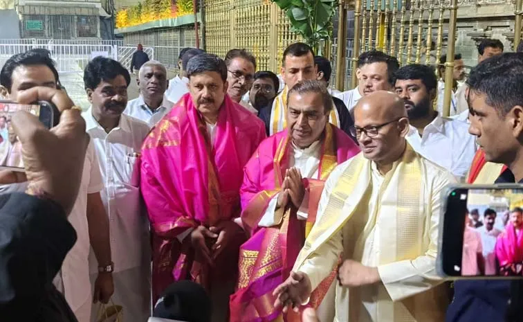 తిరుమల శ్రీవారిని దర్శించుకున్న అంబానీ