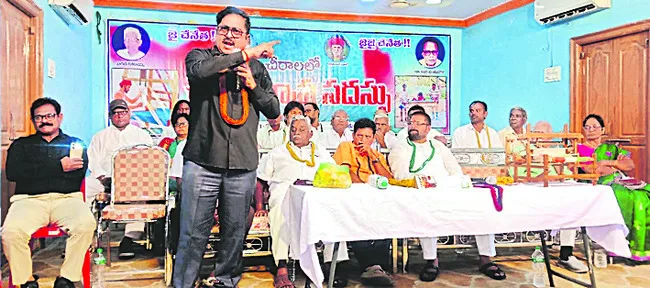 చేనేత పరిశ్రమ కుదేలు 