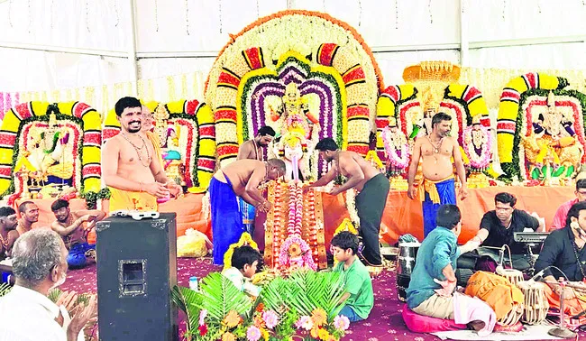 వైభవం..అయ్యప్ప పడి పూజలు 