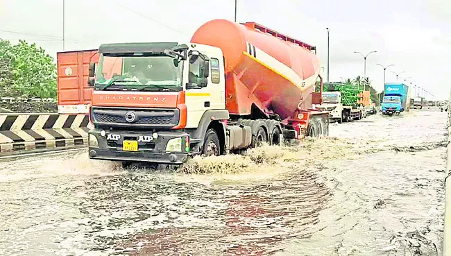 రోడ్డుపై నిలిచిన వర్షపు నీరు 