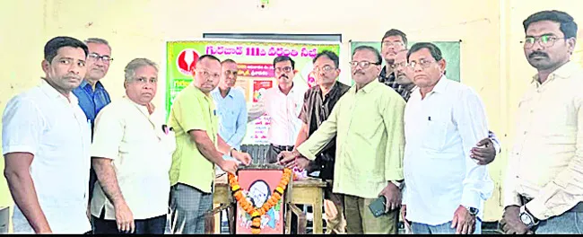 తెలుగు సాహిత్యానికి  వెలుగు జాడ గురజాడ 