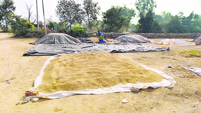 రైతులపై టార్పాలిన్ల భారం