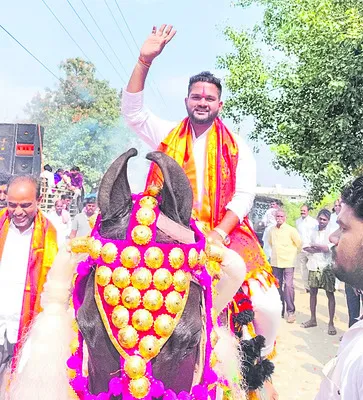 గుర్రంపై వచ్చి.. నామినేషన్‌ వేసి