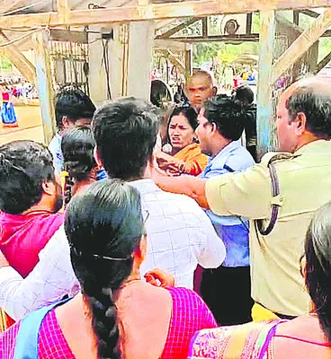 శ్రీవారి క్షేత్రంలో కానిస్టేబుల్‌ కుటుంబంపై దాడి 