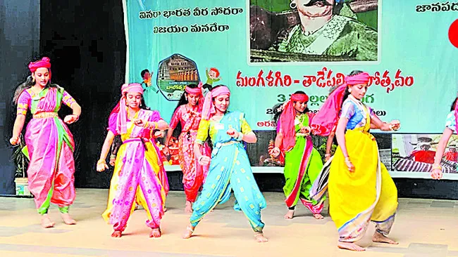 బాలోత్సవంలో అలరించిన చిన్నారులు 