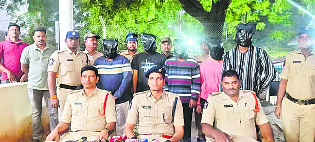 గంజాయి అమ్ముతున్న ఐదుగురు యువకుల అరెస్టు 