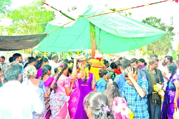 మేడారంలో భక్తుల కోలాహలం
