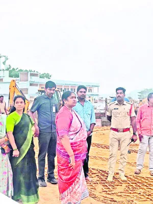 గద్దెల నిర్మాణాలు త్వరగా పూర్తిచేయాలి