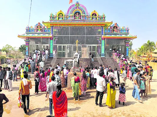 అడెల్లిలో భక్తుల సందడి
