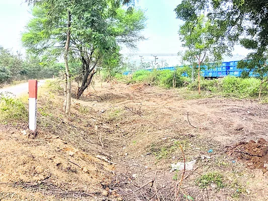 రైల్వేట్రాక్‌కు రక్షణ గోడలు