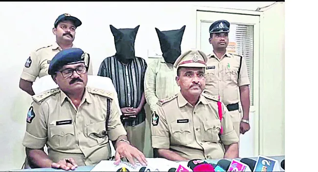 ఇద్దరు వ్యక్తులు అరెస్టు 