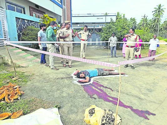 దోసకాయలపల్లిలో  వ్యక్తి దారుణ హత్య 