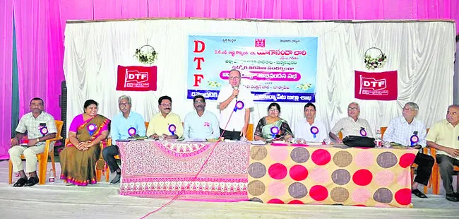 విద్యార్థులకు మానవీయ విలువలు నేర్పాలి