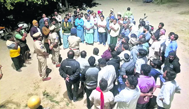 సర్పంచ్‌కు పోటీ చేస్తే కుల బహిష్కరణ