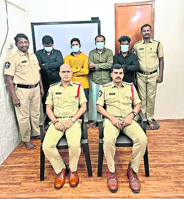 ముద్దాయిల అరెస్ట్‌ 
