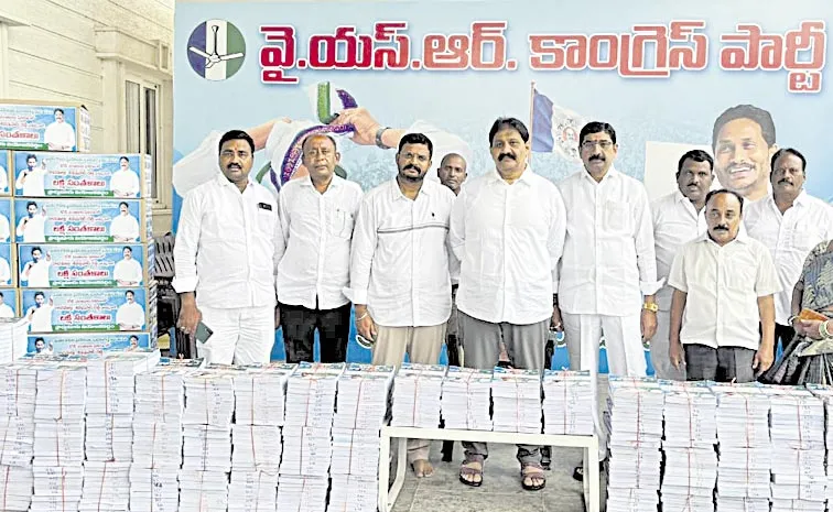 మెడికల్‌ కాలేజీల ప్రైవేటీకరణపై మేధావులు స్పందించాలి