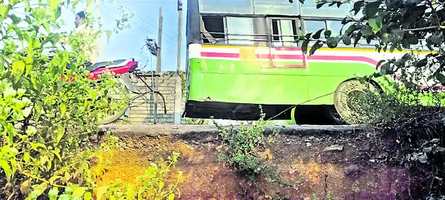 ఆదమరిస్తే అంతే..!
