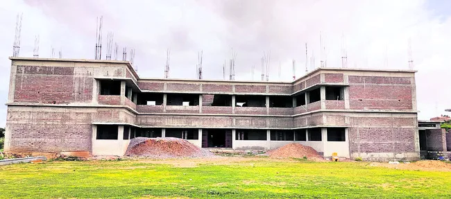 చెట్ల కిందే చదువులు! 