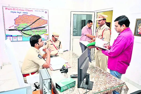 పెండింగ్‌ కేసులు వేగంగా పరిష్కరించాలి
