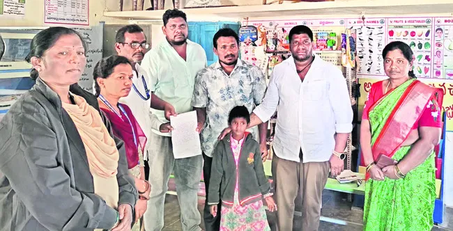 పోలీసులకు బాలిక అప్పగింత