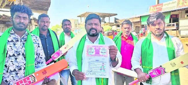 ‘బాండ్‌’ మోగిస్తున్న సర్పంచ్‌ అభ్యర్థి