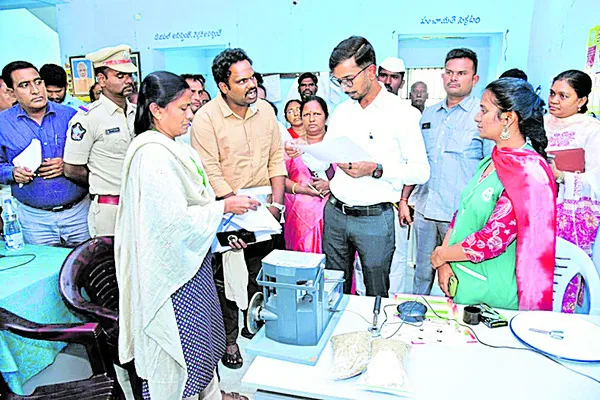 రైతు సేవ కేంద్రాల్లోనే ధాన్యం విక్రయించండి 