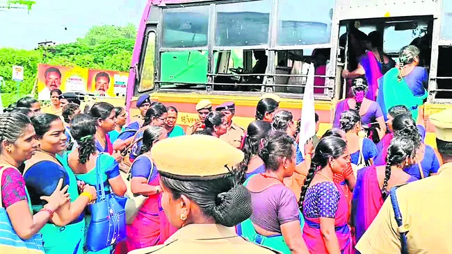 అంగన్‌వాడీ ఉద్యోగుల రాస్తారోకో 