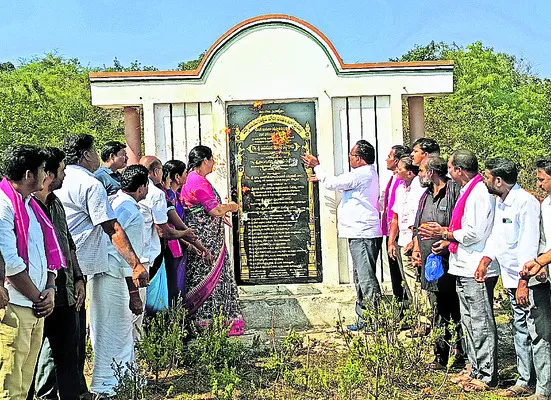 తట్టెడు మట్టి పోయలేదు..