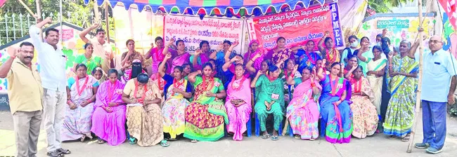 రోడ్డెక్కిన చిరుద్యోగులు 