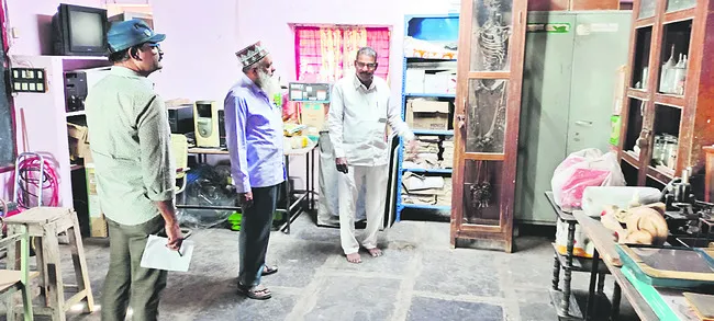 ఎయిడెడ్‌ విద్యార్థులకు  మెటీరియల్‌ ఇవ్వాలి 