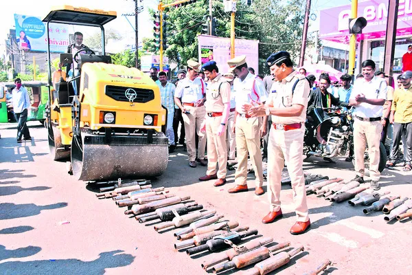 350 ప్రత్యేక సైలెన్సర్ల ధ్వంసం