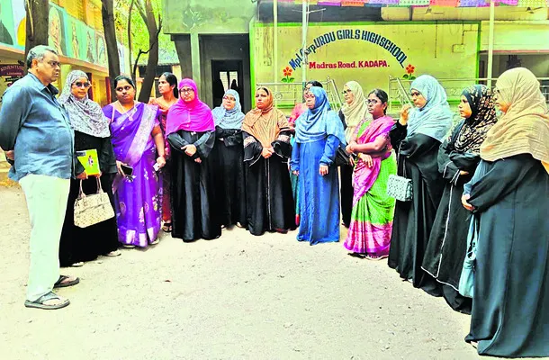 ప్రార్థన సమయానికి ముందే ఉపాధ్యాయులు హాజరు కావాలి 