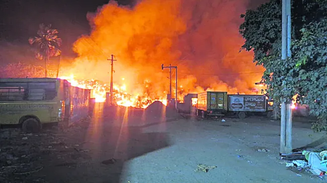 డంప్‌యార్డ్‌లో భారీగా మంటలు˘
