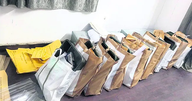 పంపిణీకి సిద్ధంగా ఎన్నికల సామగ్రి 