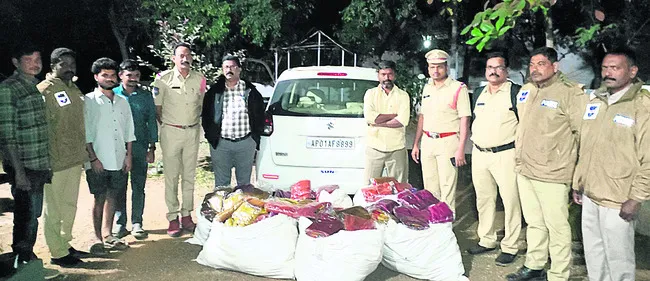 వాహన తనిఖీల్లో  చీరల పట్టివేత