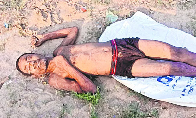 ● కాలువలోనుంచి బయటకు తీసి వదిలేసి వెళ్లిన గుర్తుతెలియని