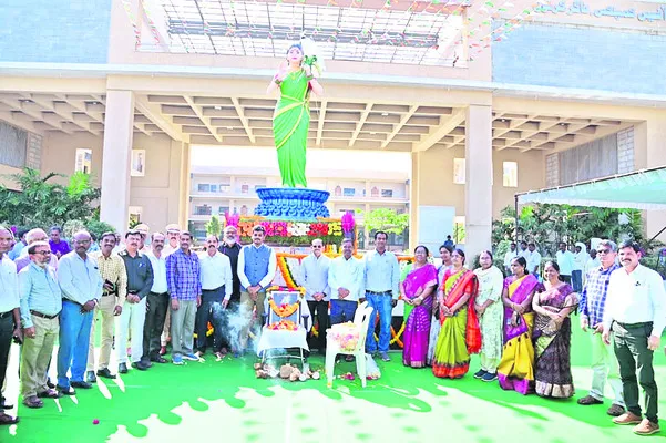 వారసత్వానికి ప్రతీక తెలంగాణ తల్లి విగ్రహం 