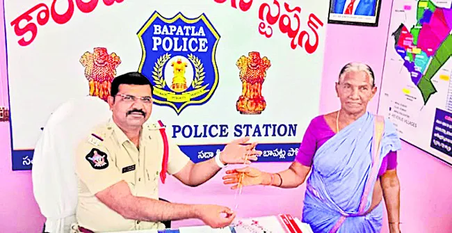 ‘బంగారం’లాంటి మనసు చాటిన పోలీసులు 