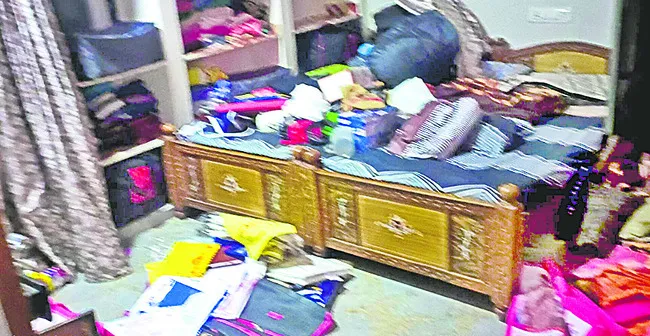 తాళం వేసిన ఇంటికి కన్నం 