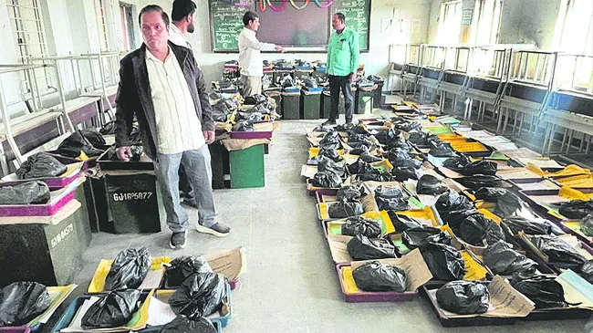 పోలింగ్‌కు సామగ్రి సిద్ధం 